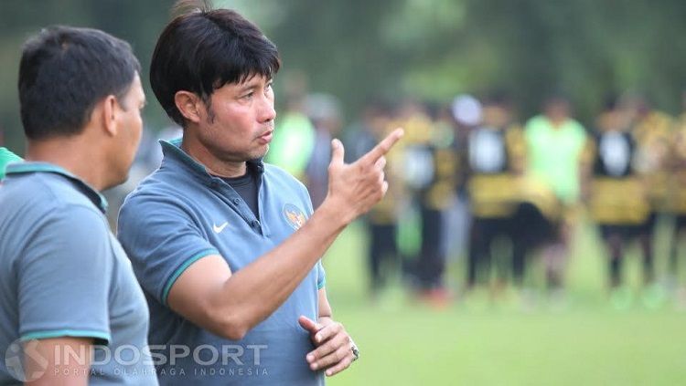 Pelatih Timnas U-19 Eduard Tjong sedang mengamati para pemainnya. Copyright: © Herry Ibrahim/Indosport